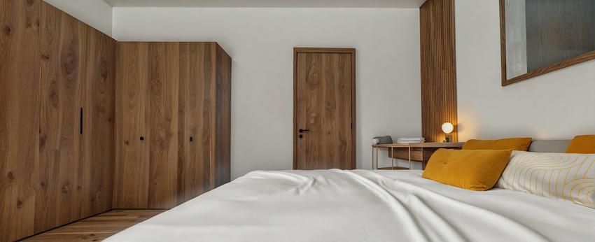Recámara con clósets de madera y escritorio