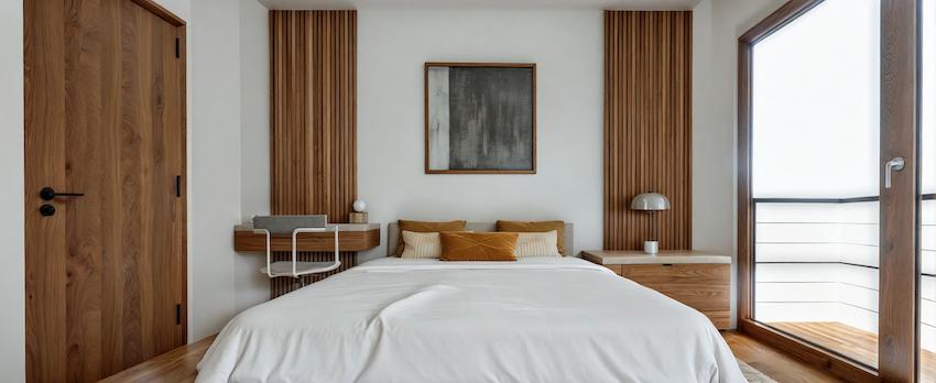 Recámara con paneles de madera y balcón