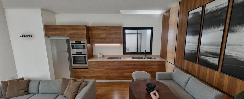 Cocina integrada con electrodomésticos de acero