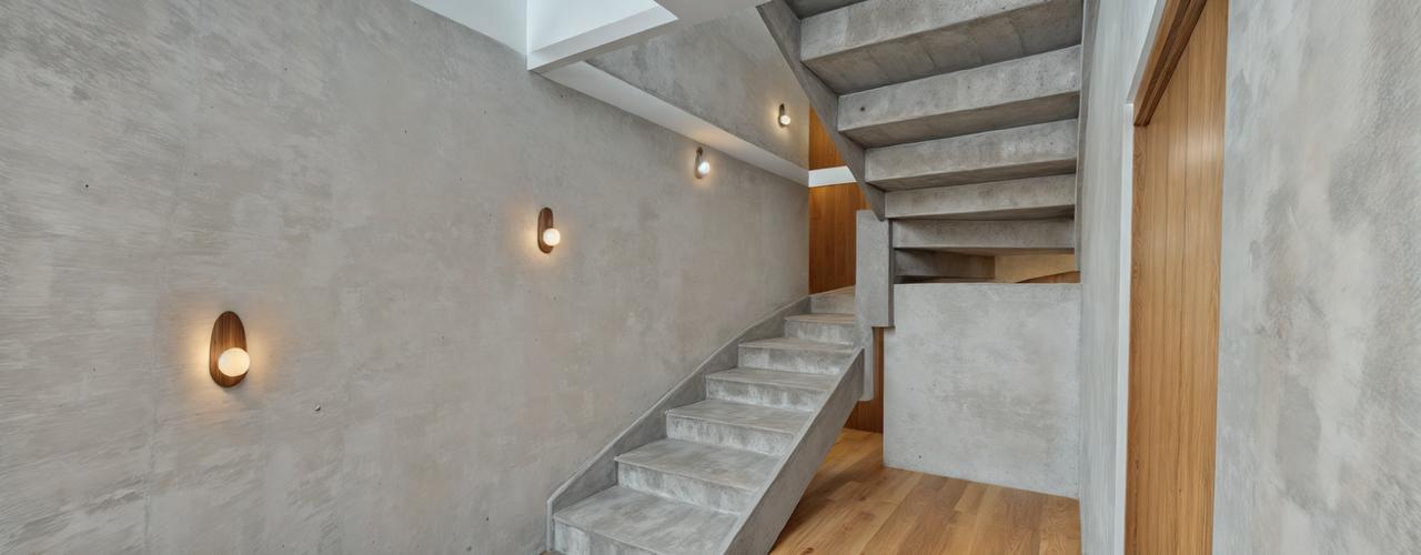 Escalera de concreto con luminarias de pared